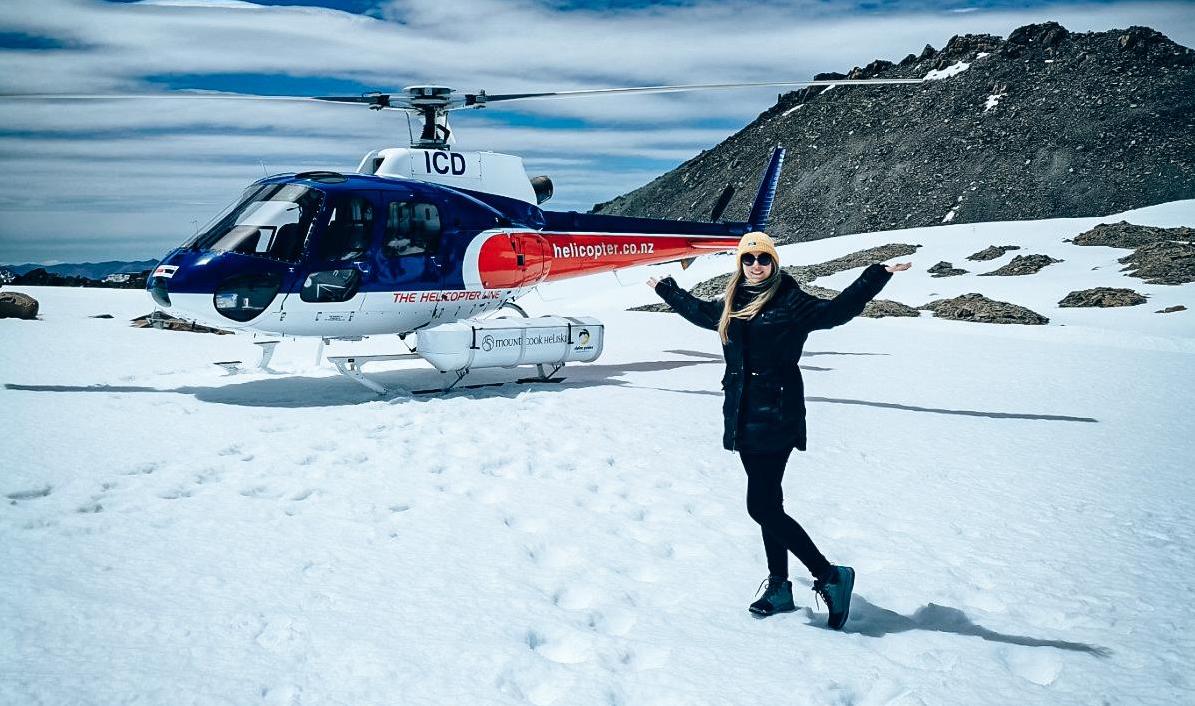 meisje in sneeuw bij helikopter anouk hoogendijk mt cook nieuw zeeland