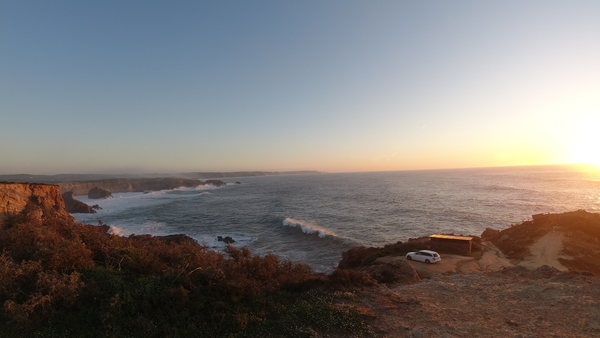 Zonsondergang in Aljezur, Portugal. Uitzicht over de zee