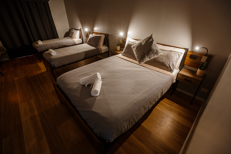 Schlafsäle im Bounce Hostel Cairns mit 3 Betten
