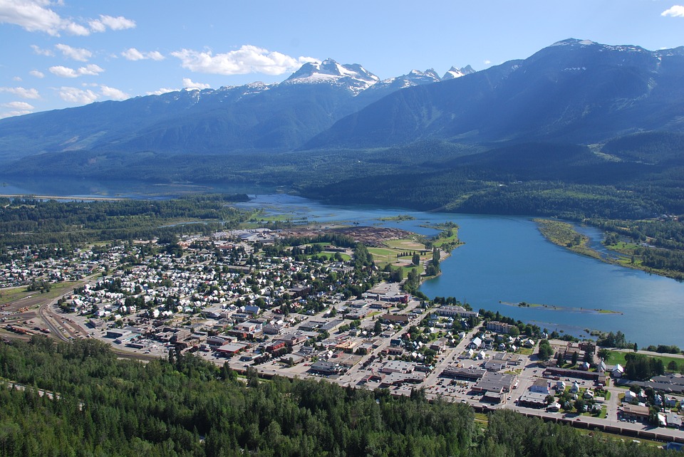 dorpje in bergdal aan rivier revelstroke canada dutchies travel