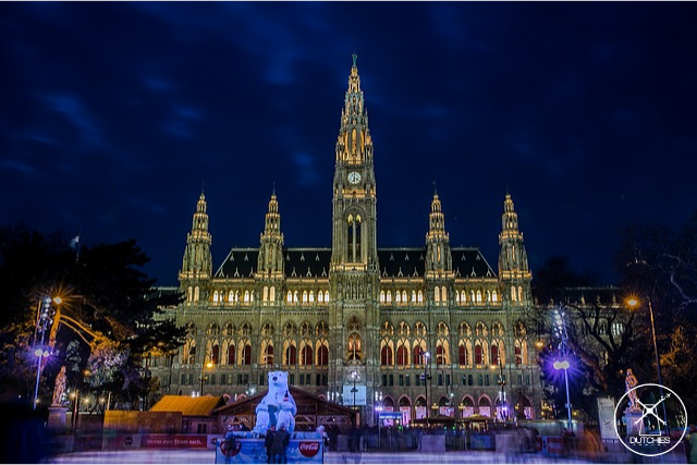 Wenen stadhuis in de sneeuw