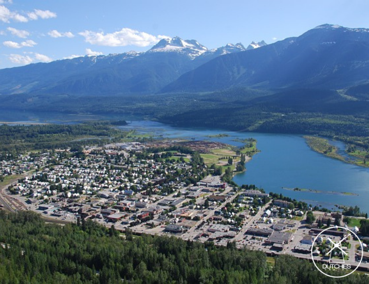 Revelstoke meer en stadje met bergen