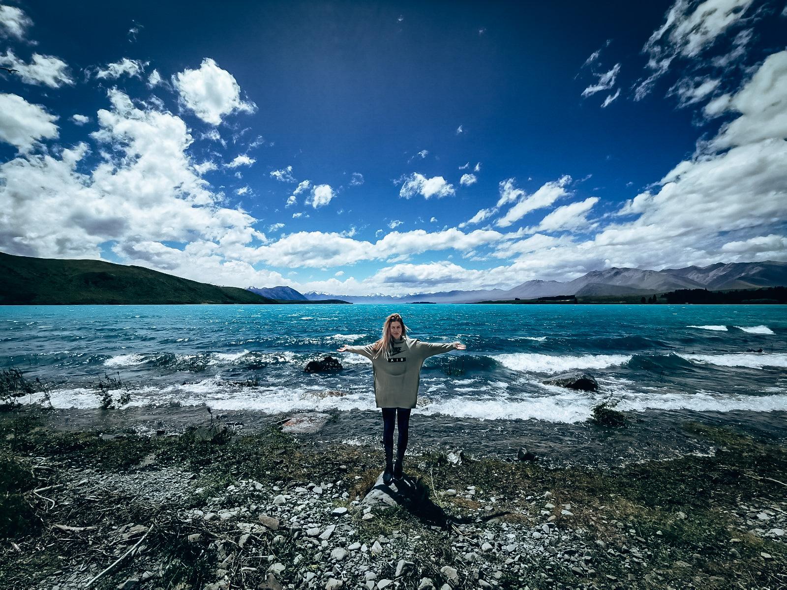 meisje bij meer bergen natuur nieuw zeeland anouk hoogendijk lake tekapo