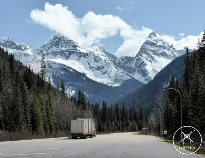 Weg en bergen in Revelstoke