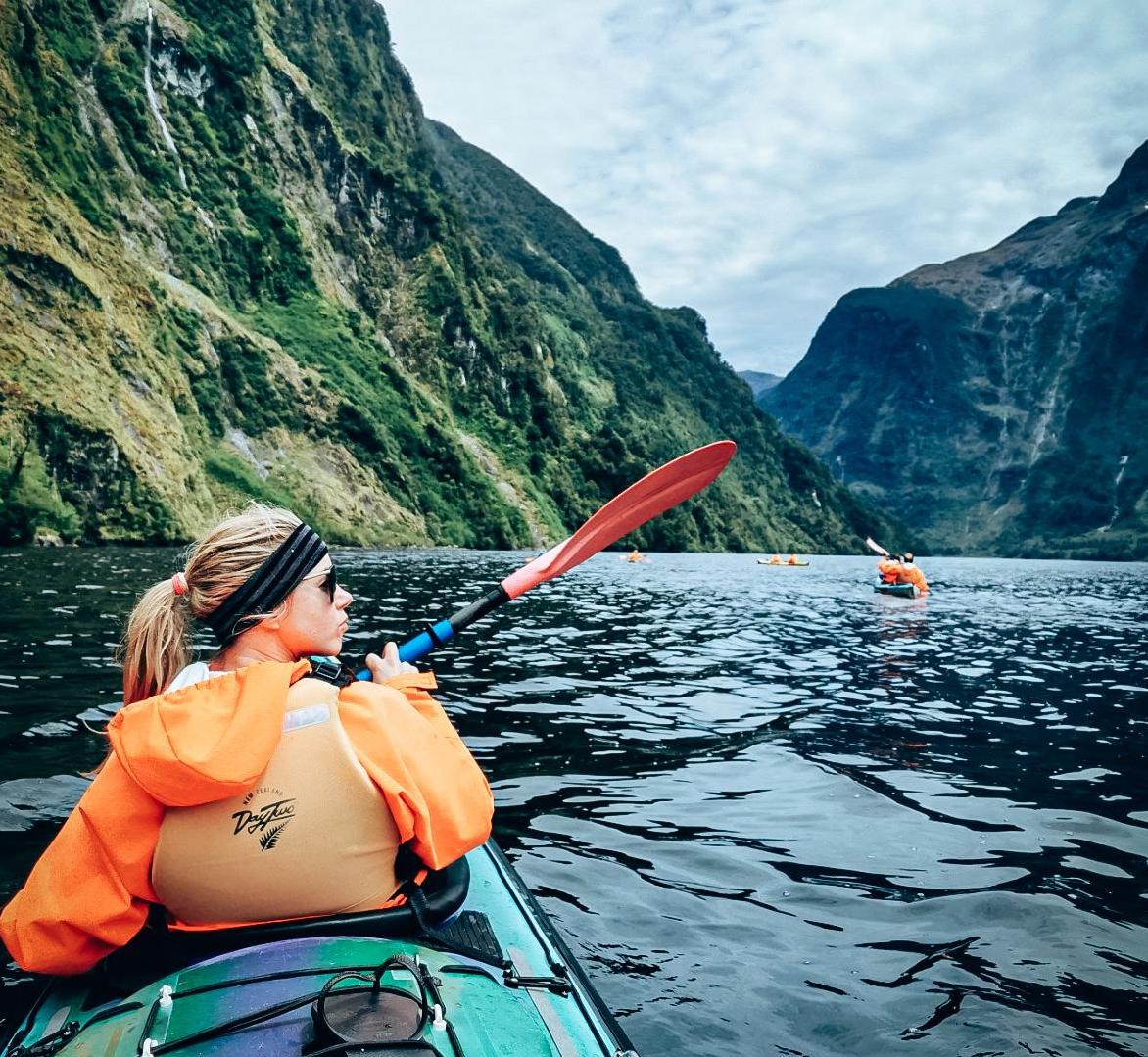 meisje in kajak op water tussen fjorden doubtful sound anouk hoogendijk nieuw zeeland