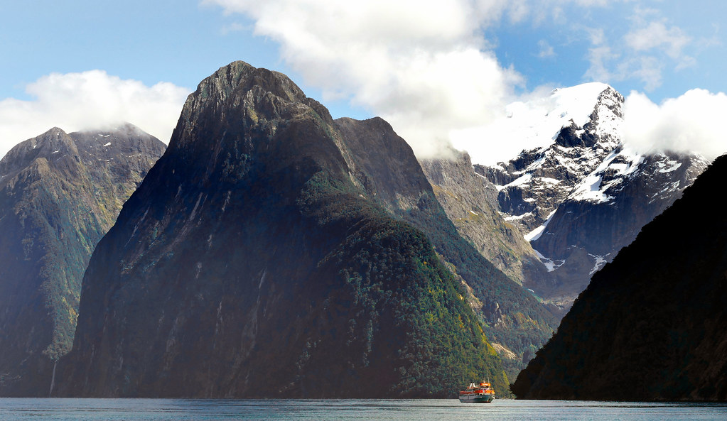 fjorden boot op water nieuw zeeland milford sound