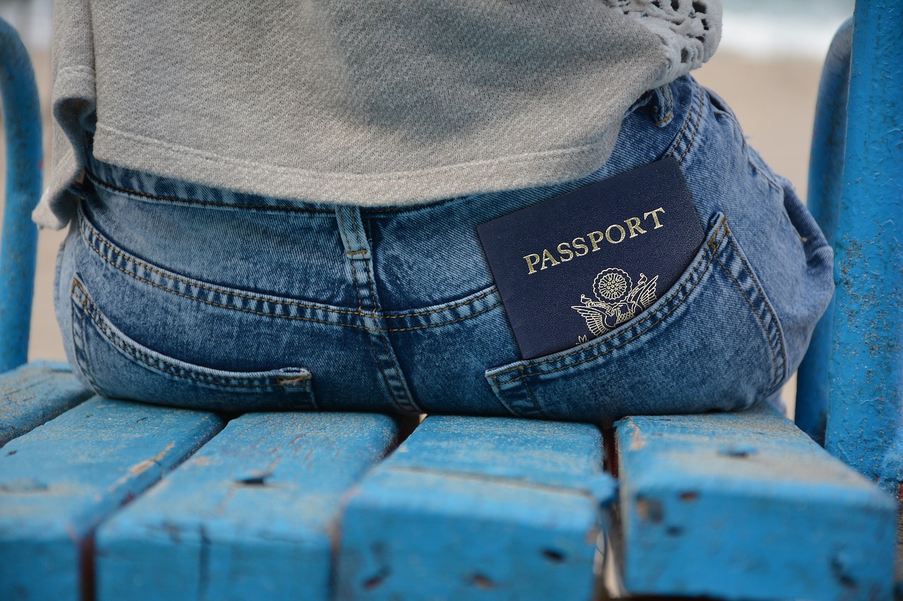 paspoort in broekzak working holiday visum canada dutchies travel