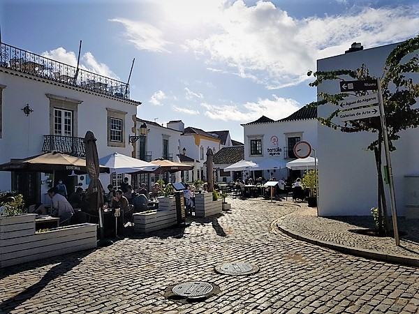 Gezellig pleintje in Faro Portugal