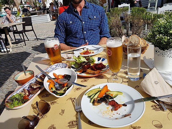 Tafel met lunch in Faro