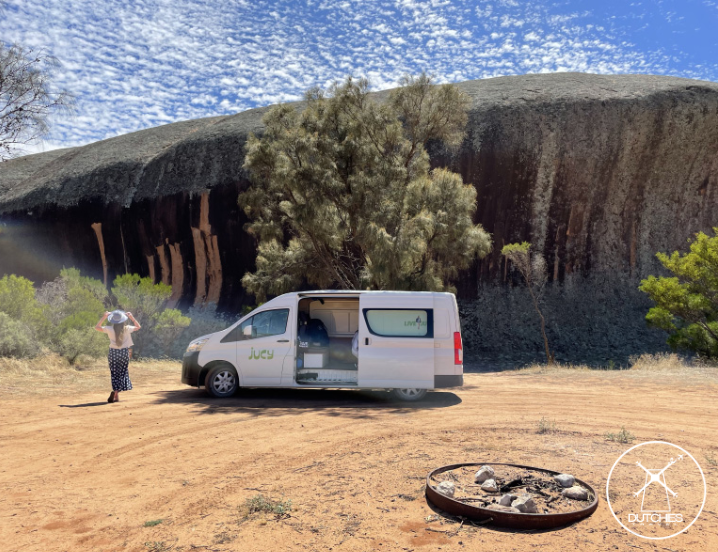 Camper onder de rotsen Eyre Peninsula