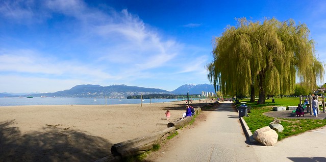Strand met boulevard en uitzicht op de bergen