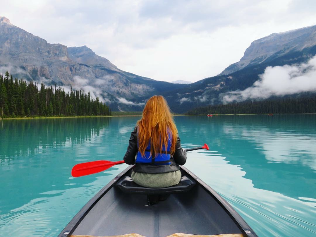 Vrouw in kano op het Emerald Lake - Dutchies Travel