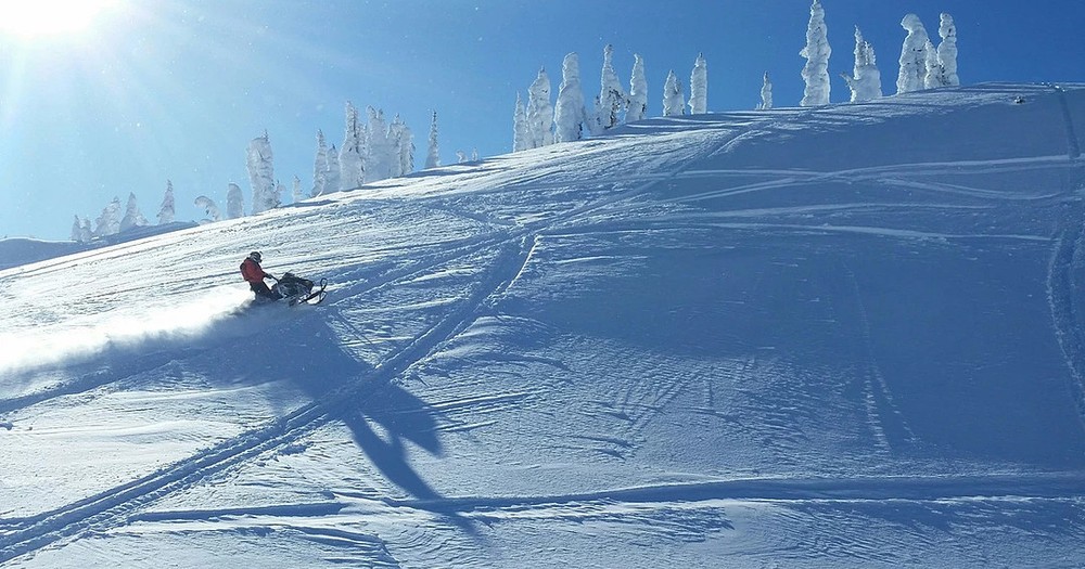 Sneeuwscooter door de sneeuw - bezienswaardigheden Revelstoke