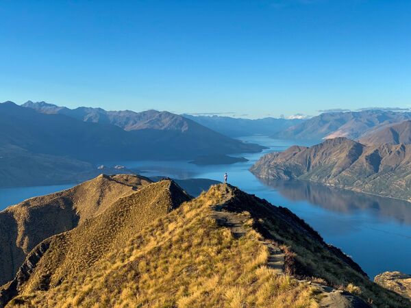 Foto van man op berg, Roys Peak Nieuw Zeeland