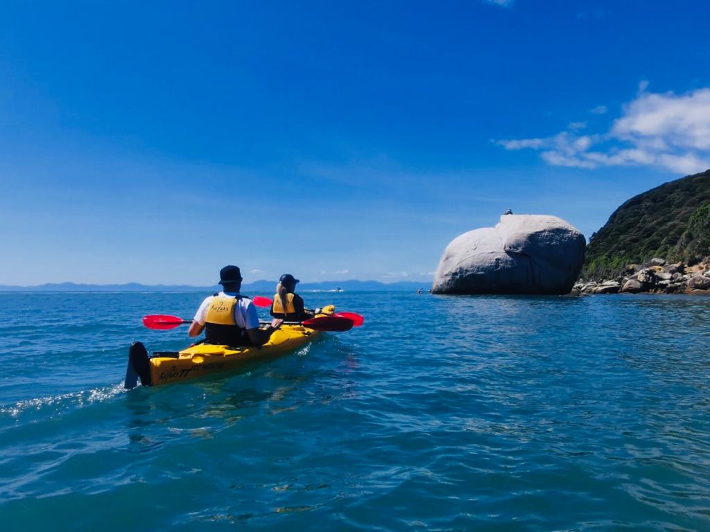 2 mensen in kajak op zee abel tasman anouk hoogendijk dutchies travel
