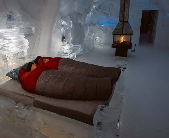 IJshotel bed met haardvuur