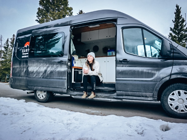 Kira bij camper in de winter in Canada